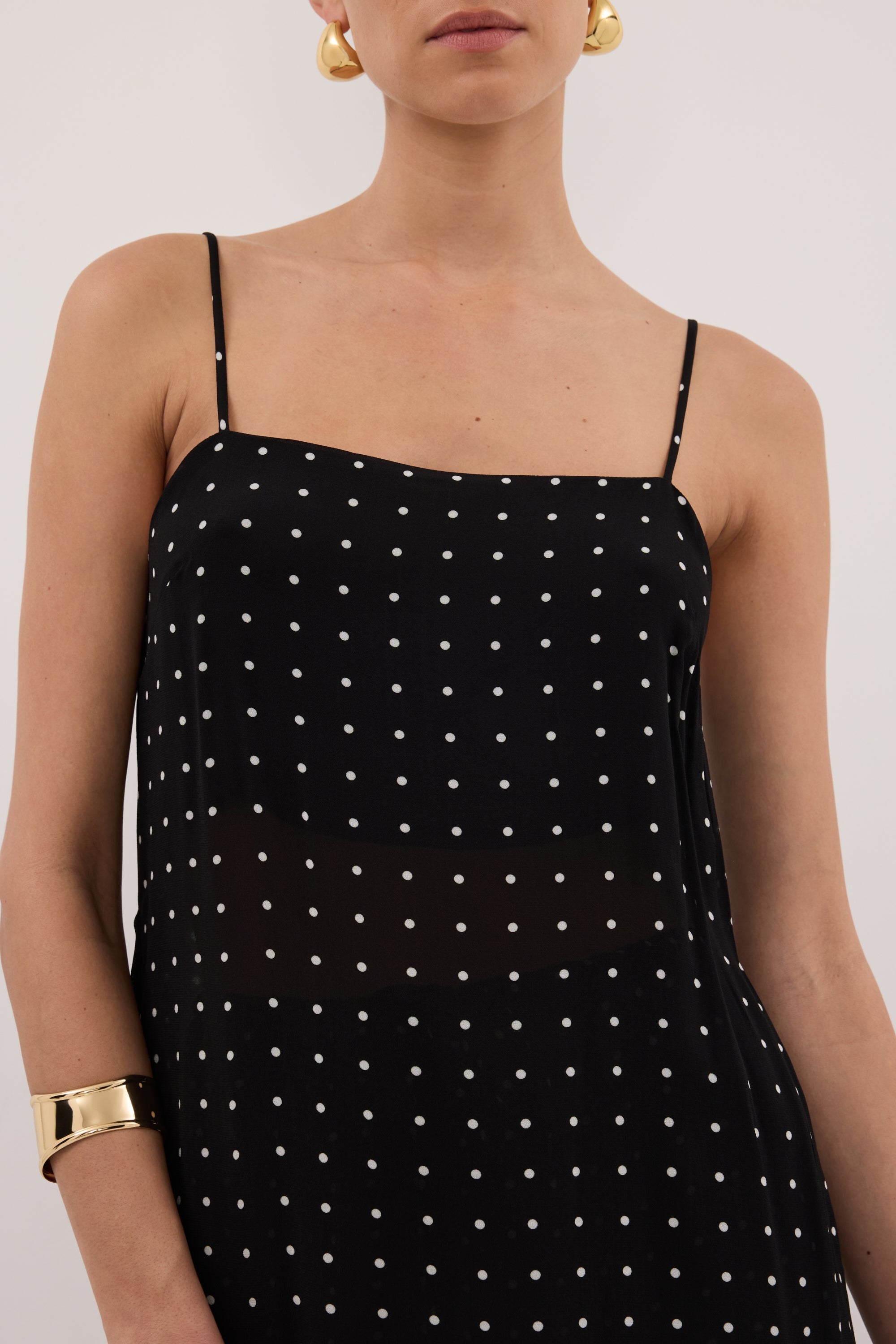 VANESSA BLACK SLEEVELESS SPOT CAMI TOP