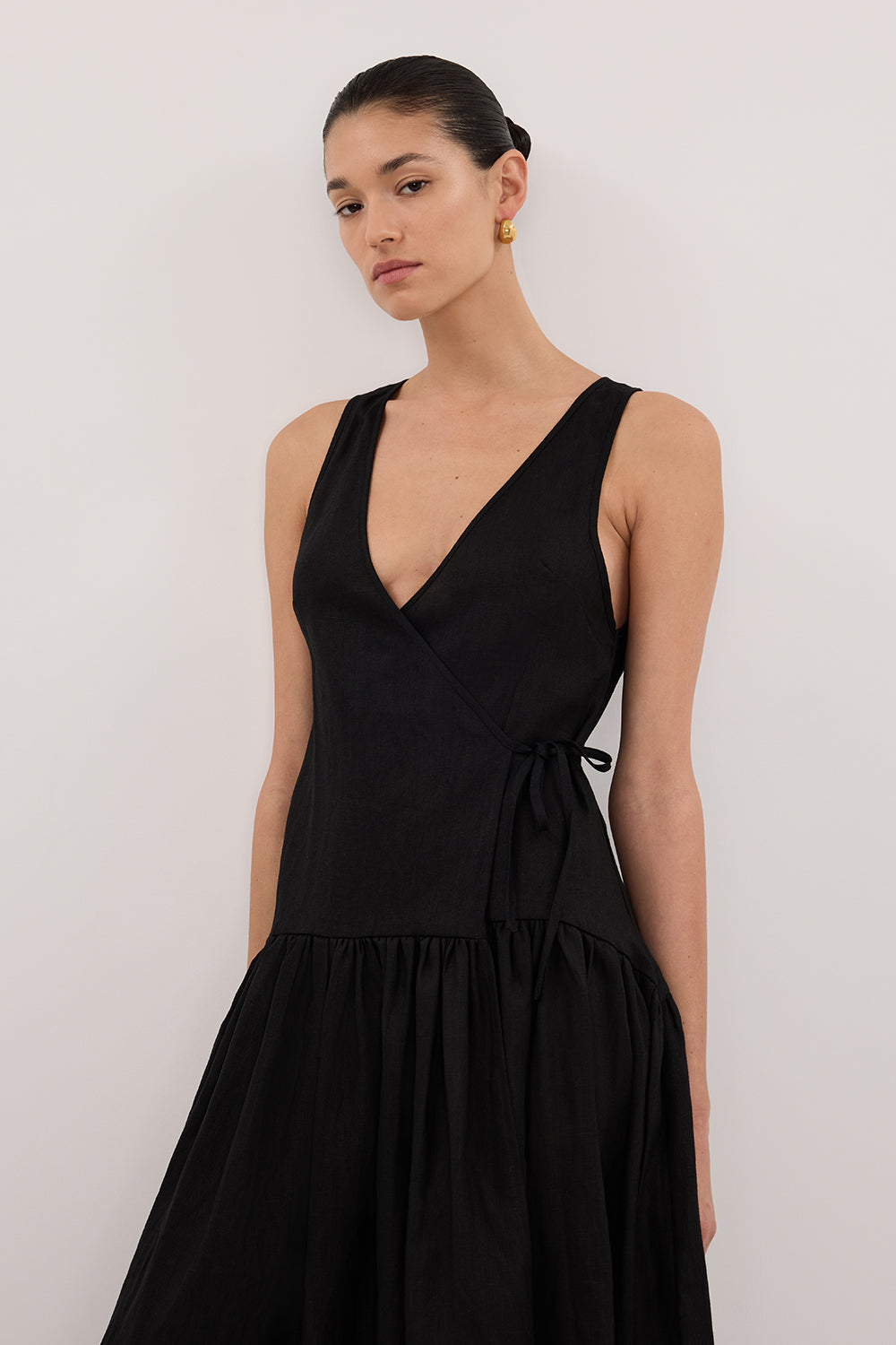 ILIO BLACK SLEEVELESS LINEN WRAP MIDI DRESS