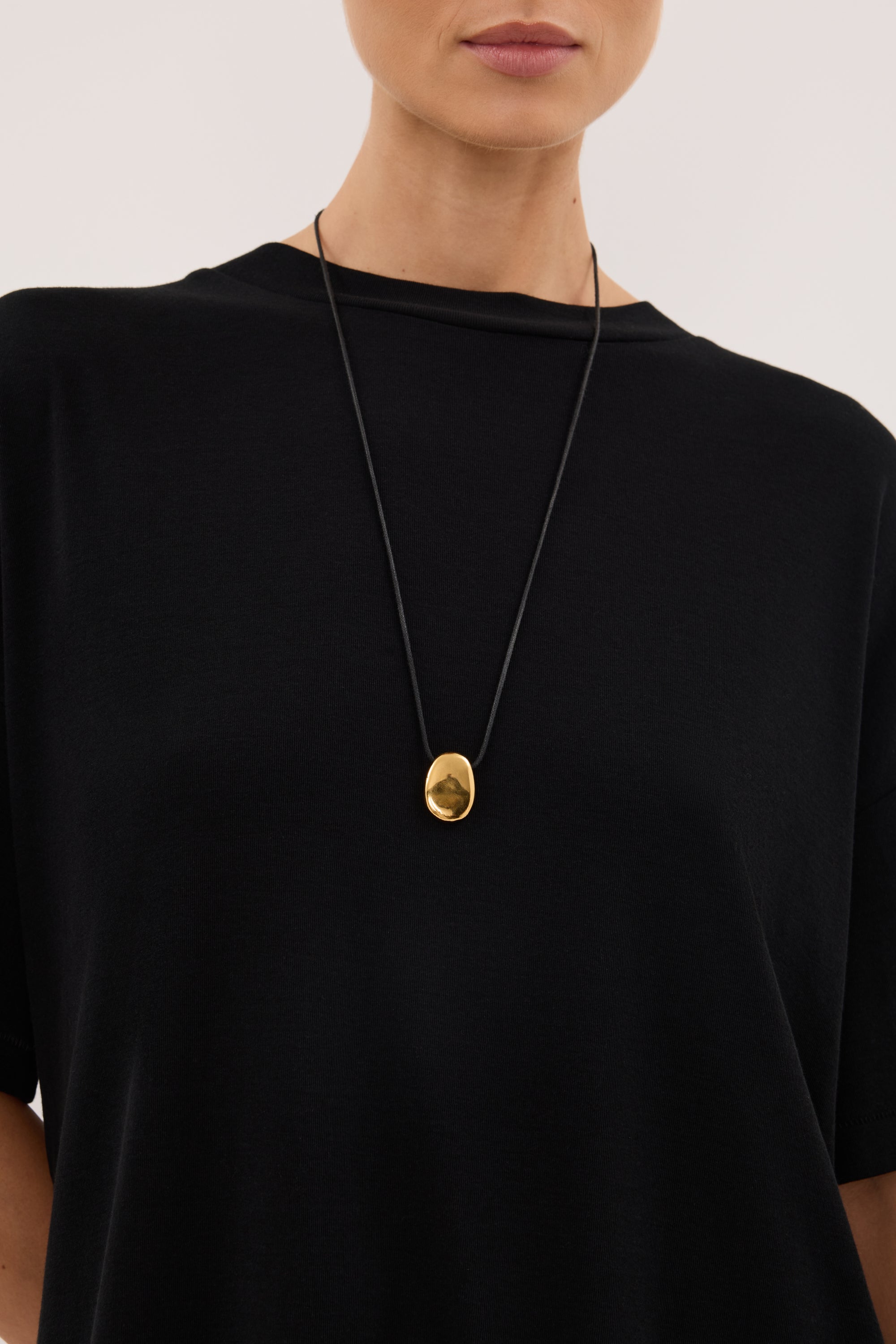 SLOANE BLACK COTTON LONGLINE TEE