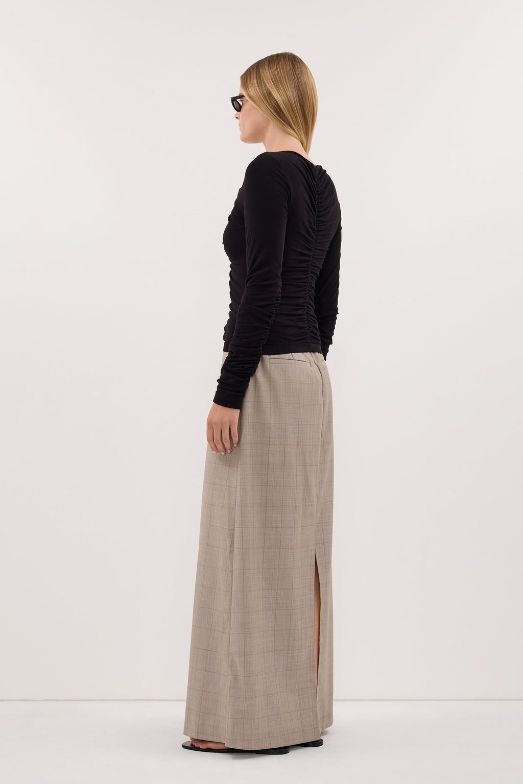 LORNE BLACK V NECK GATHERED TOP